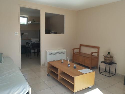 une chambre avec un lit, une table et une chaise dans l'établissement Studio La Gière, à Beaumes-de-Venise