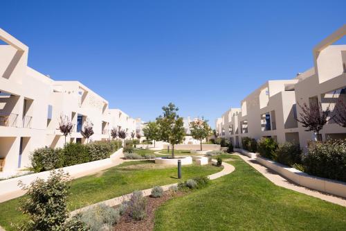 Modern 2BR Apt w- Pool & Balcony, Steps To Ria Formosa