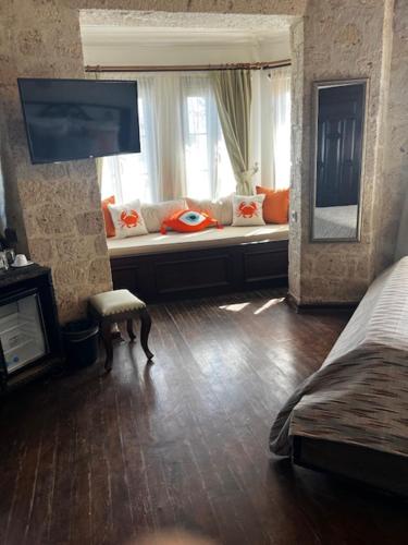 a living room with a couch and a window at LA BİEN ALAÇATI in Cesme