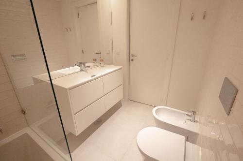Modern 2BR Apt w- Pool & Balcony, Steps To Ria Formosa