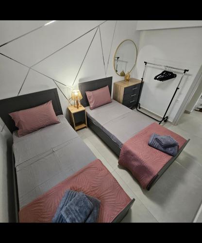 Ένα ή περισσότερα κρεβάτια σε δωμάτιο στο Ε5CentralApartmentNearTheSea