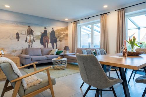 un soggiorno con un grande dipinto sul muro di STRANDHAUS GRÖMITZ 2 a Grömitz