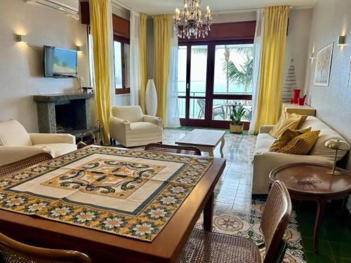 アニョーネ・バーニにあるSea Home - Etna View tra Siracusa e Cataniaのリビングルーム(ラグ付きのテーブル付)