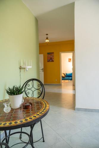 Ruang duduk di Serene 2 BR Apt Steps from Parks & Casa Finance City