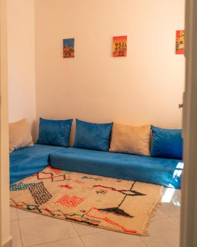 Ruang duduk di Serene 2 BR Apt Steps from Parks & Casa Finance City