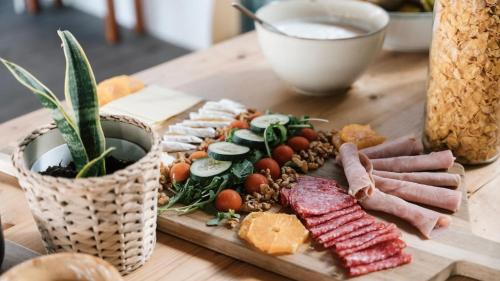 un piatto di cibo su un tavolo di legno di SURFbase Lisbon a Costa da Caparica