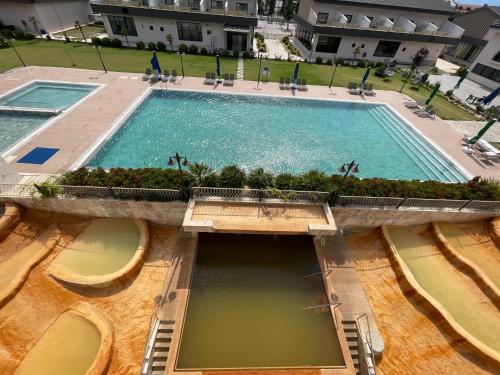 an overhead view of a large swimming pool at Pamukkale Kaya Termal Otel in Pamukkale