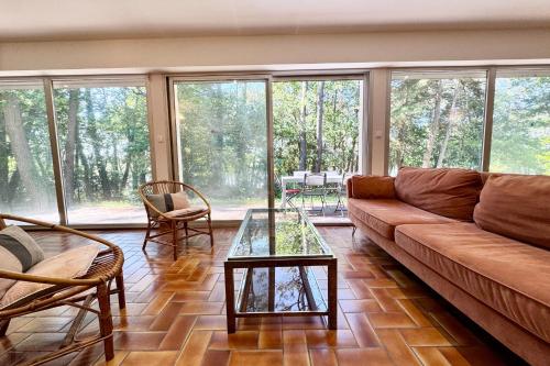un salon avec un canapé et une table en verre dans l'établissement DAR EL ASKRI Maison avec accès direct à la mer, à Baden