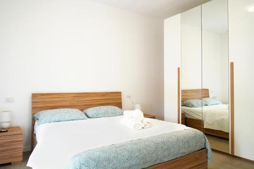 Una cama o camas en una habitación de CASA IDEALE TIM Appartmanti moderni vicina al centro