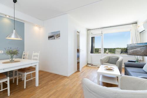 a living room with a table and chairs and a couch at Marina Wendtorf Schwalbennest in Wendtorf