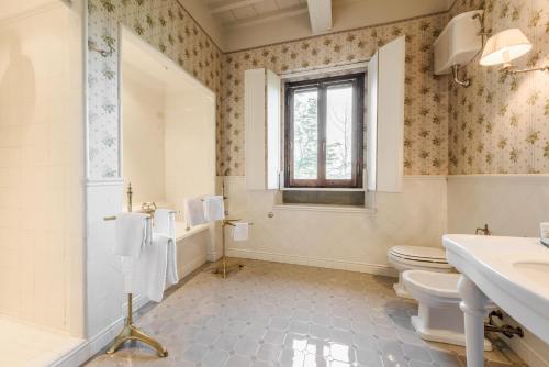Bilik mandi di Villa Fortini by Mmega