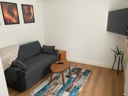 Ruang duduk di Slough - Sleeps 3 - PetFriendly - Riverside - Bay