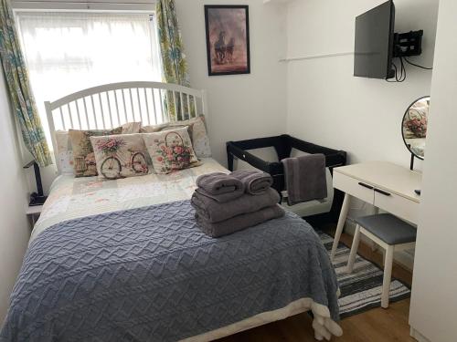 Katil atau katil-katil dalam bilik di Slough - Sleeps 3 - PetFriendly - Riverside - Bay