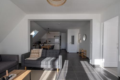 una sala de estar con un sofá y una mesa en Appartement cosy avec parking, en Chartres