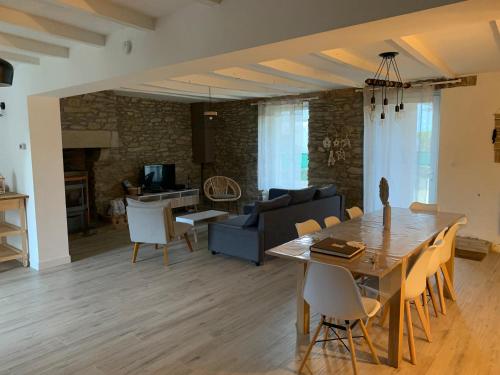 un salon avec une table et un canapé dans l'établissement Maison KERVOYAL DAMGAN 8 personnes, plage à pied, à Damgan