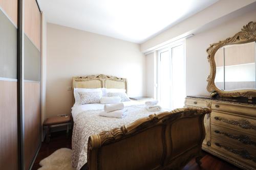 Posteľ alebo postele v izbe v ubytovaní Sunset Penthouse Apartment with Jacuzzi and Seaview