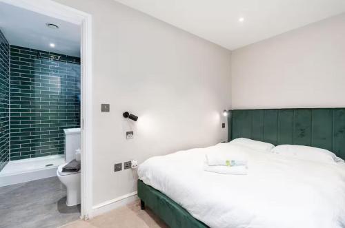 Vannituba majutusasutuses The Executive Retreat 3Bed2Bath 55inch TV Central Leeds