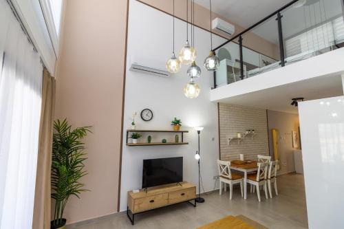 Televiisor ja/või meelelahutuskeskus majutusasutuses Caesar Cliff Holiday Apartments