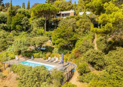 une vue aérienne d'une maison avec piscine dans l'établissement Villa Mariposa Gaou Bénat, à Bormes-les-Mimosas