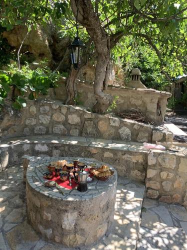 un foyer en pierre avec de la nourriture dessus dans l'établissement La Sanglière, à Ampus