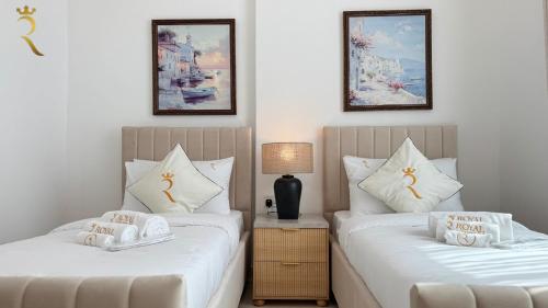 Ένα ή περισσότερα κρεβάτια σε δωμάτιο στο Yas Family Nest 4BR - Modern Spacious Apartment Near Yas Mall & Yas Marina
