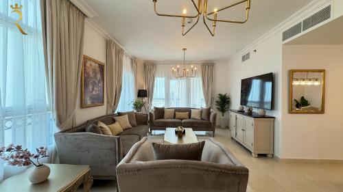 Χώρος καθιστικού στο Yas Family Nest 4BR - Modern Spacious Apartment Near Yas Mall & Yas Marina