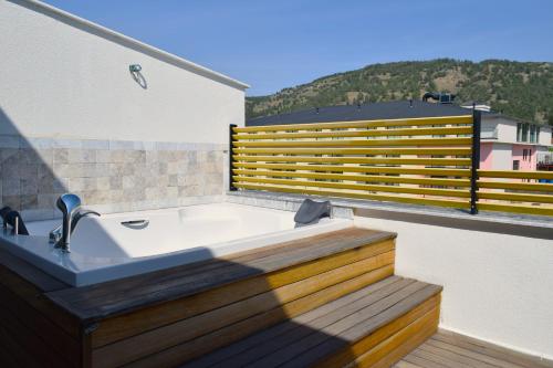 a bath tub sitting on top of a balcony at Pamukkale Kaya Termal Otel in Pamukkale
