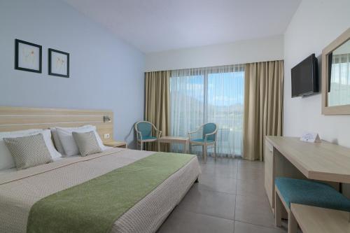 Postel nebo postele na pokoji v ubytování Hotel Niriides Beach