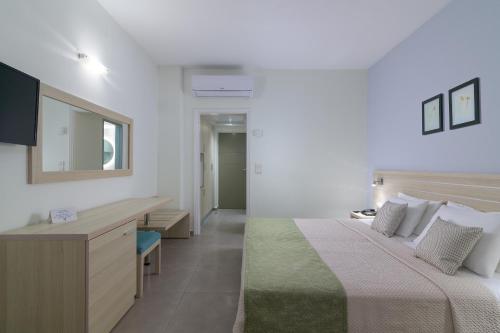 Katil atau katil-katil dalam bilik di Hotel Niriides Beach