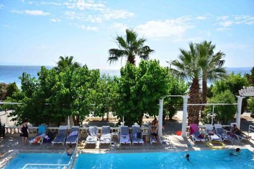 Bazén v ubytování Hotel Yasemin nebo v jeho okolí