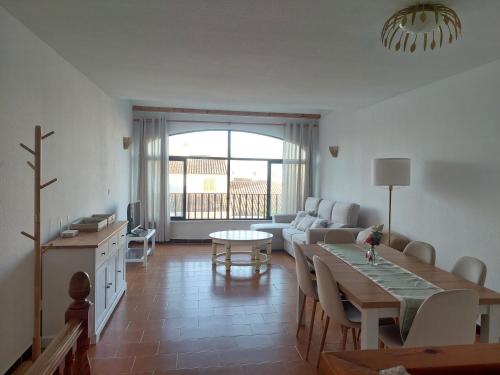 a living room with a couch and a table at Gran Vista - playa y piscina in Gran Alacant