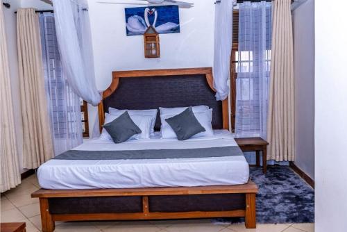 ディアニ・ビーチにあるTropical 2BR Haven in Dianiの部屋の中に大きなベッドがある寝室