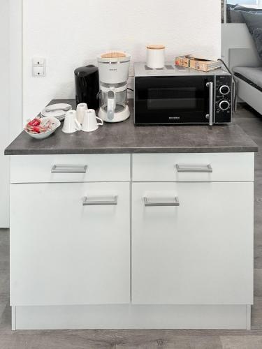 a kitchen counter with a microwave and a toaster oven at Sportpark Reken Apartment II in Reken