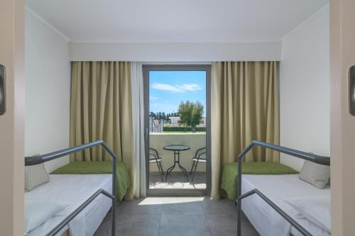 Katil atau katil-katil dalam bilik di Hotel Niriides Beach