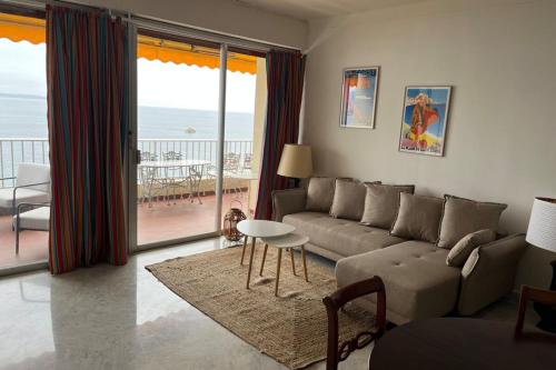 un salon avec un canapé et une vue sur l'océan dans l'établissement Maria - 3BR Terrace Panoramic sea view - by TGB, à Ajaccio