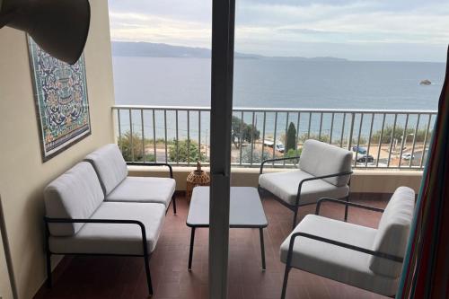d'un balcon avec des chaises et une vue sur l'océan. dans l'établissement Maria - 3BR Terrace Panoramic sea view - by TGB, à Ajaccio