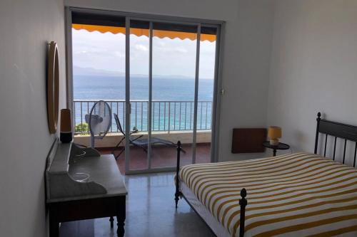 une chambre avec un lit et une vue sur l'océan dans l'établissement Maria - 3BR Terrace Panoramic sea view - by TGB, à Ajaccio