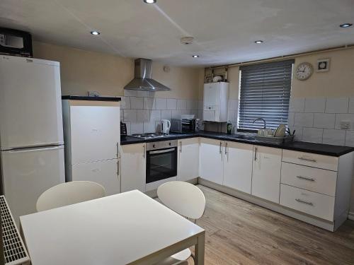 Η κουζίνα ή μικρή κουζίνα στο Rosag Guest House