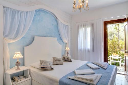 a bedroom with a bed with a blue wall at Hotel Agnadi - Horefto in Chorefto