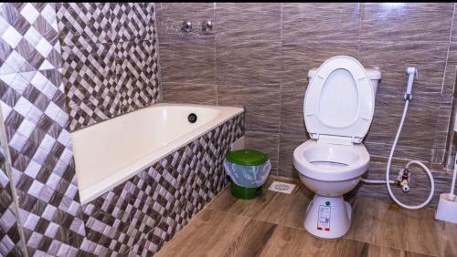 ディアニ・ビーチにあるCoastal 1BR Retreat in Dianiの白いトイレとバスタブ付きのバスルーム