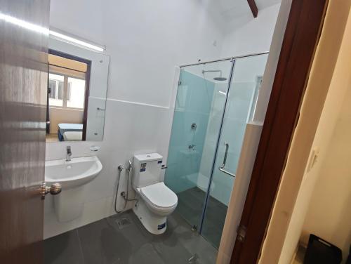 Bilik mandi di Santorini House 12A- Tranquil Negombo Escape Your Perfect Coastal Getaway!