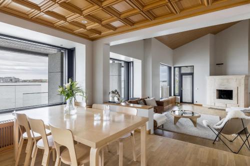 ヘルシンキにあるVilla Wäinöのテーブルと椅子のあるダイニングルームとリビングルーム