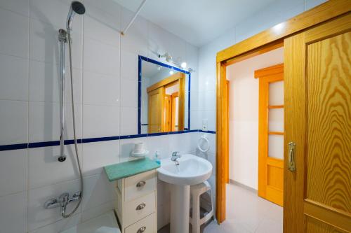 a bathroom with a sink and a shower and a mirror at Puri y Lucia in San José