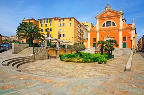 アジャクシオにあるCœur Ajaccio calme plage natureの一団の建物