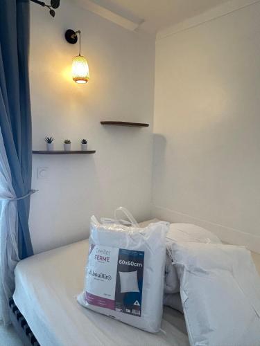 Cette chambre comprend un lit avec un sac. dans l'établissement Golfe de Saint Tropez, Evasion ensoleillée, 1 chambre , 1 canapé lit , terrasse, à Gassin