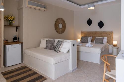 Кровать или кровати в номере Noe Rooms In Center Of Tinos