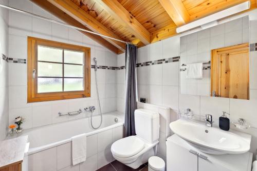 RiddesChalet Belle Vue – Alpine Charm with a View to Remember的白色的浴室设有卫生间和水槽。