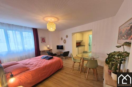 une chambre avec un lit et une table en verre dans l'établissement La Maison de Clocheville - Appartements tout confort, à Boulogne-sur-Mer
