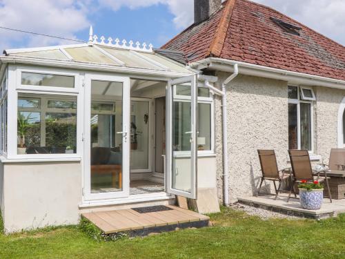 an extension to a house with a conservatory at Dellcote in Yelverton