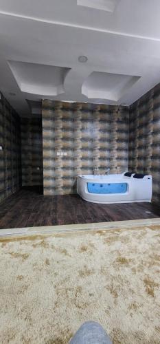 a room with a bed in the corner of a room at مؤسسة مقهي حلا ثلاثه لتقديم المشروبات in Al Qurayyat